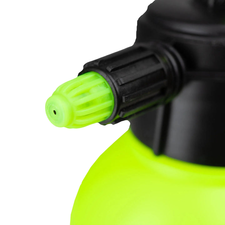 Close-up of the 2L sprayer's green cap and nozzle